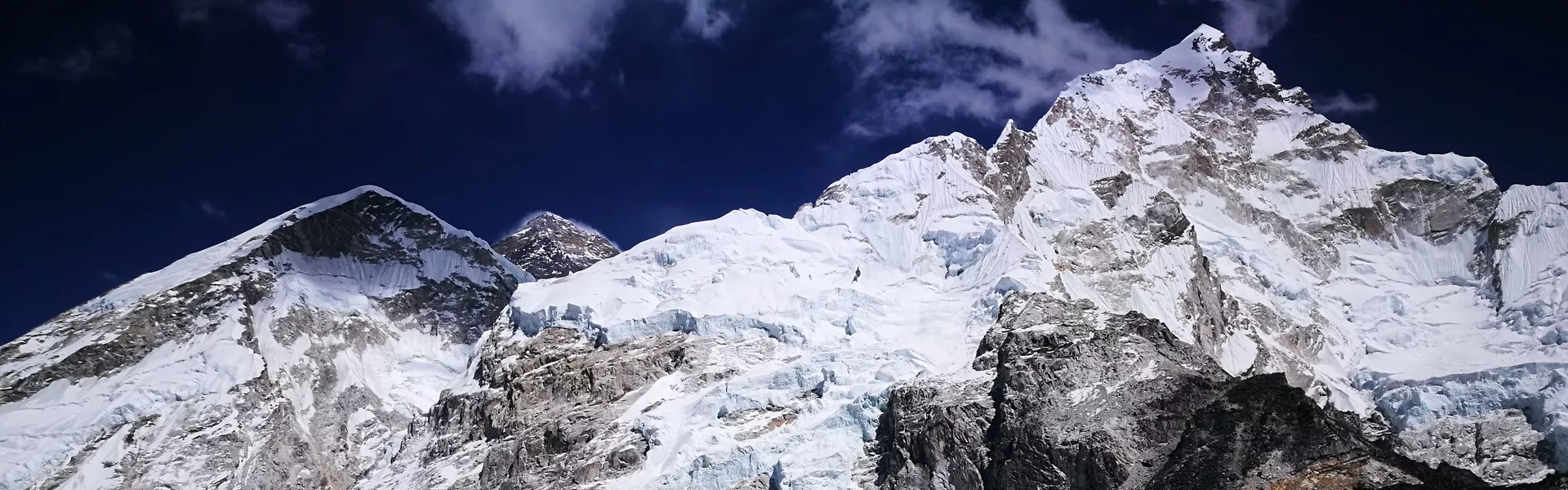 A Mount Everestre indul Suhajda Szilárd